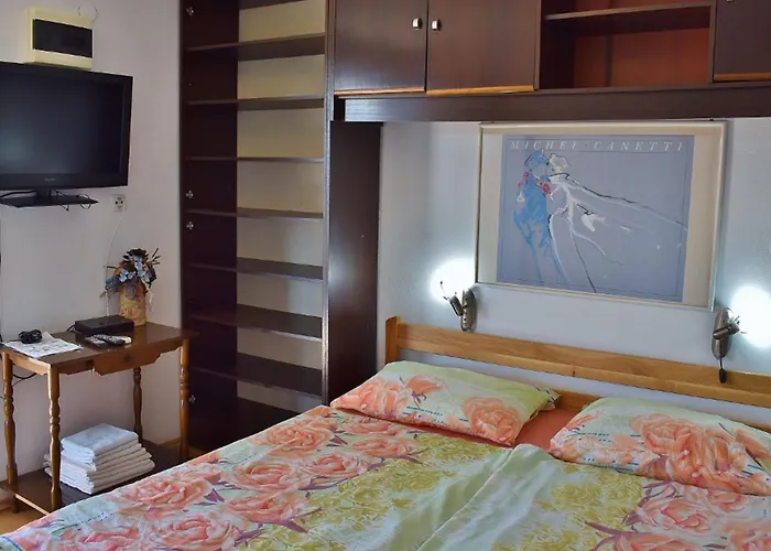 Jug Apartment *