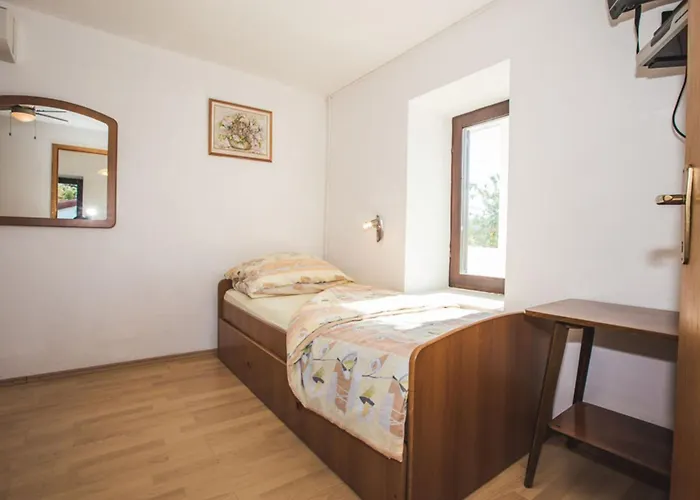 Jug Apartment *
